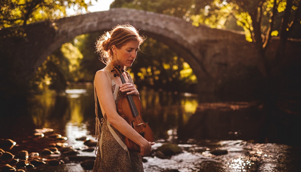 Top violinist Philippa Mo Wins Award