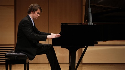 Young Pianist wins First Prize